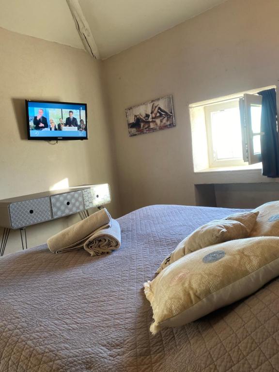 Postel nebo postele na pokoji v ubytování Maison d'hôtes Bastide St Victor à 2,5 kilomètres de Lourmarin