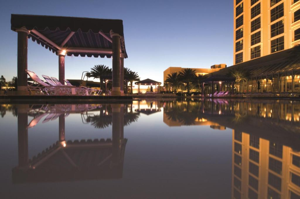 Blick auf einen Fluss in der Nähe des Resorts