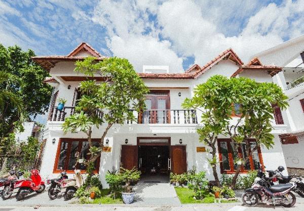 una casa blanca con motos estacionadas frente a ella en Kool House en Tuy Hoa