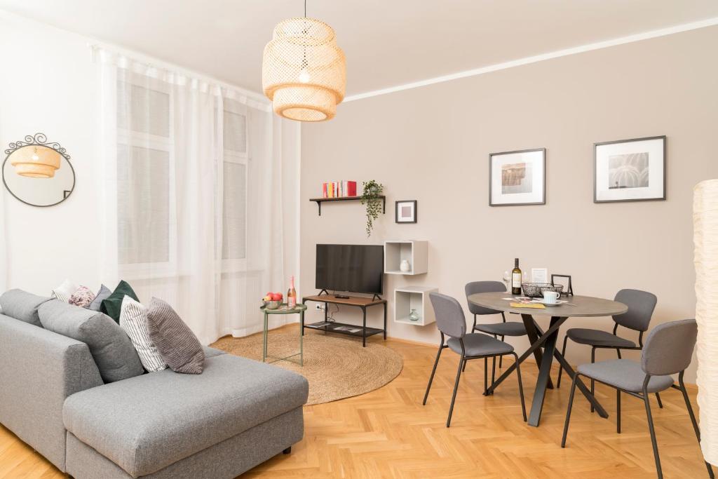 un soggiorno con divano e tavolo di Business Suite St Marx a Vienna