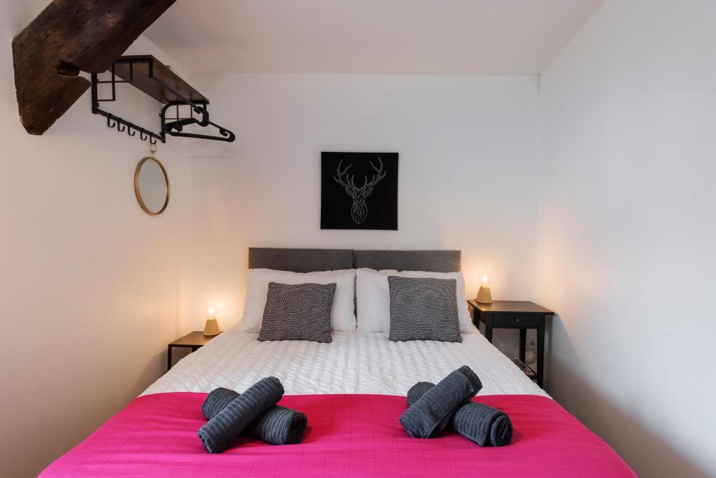 Un pat sau paturi într-o cameră la Nomi Homes - Topsham - Exeter - Exmouth Beach - Central - WIFI - BOOKDIRECT