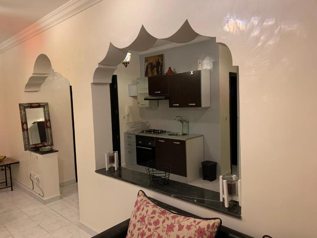 sala de estar con un espejo grande en la pared en Gueliz Imane Centre Américain, en Marrakech