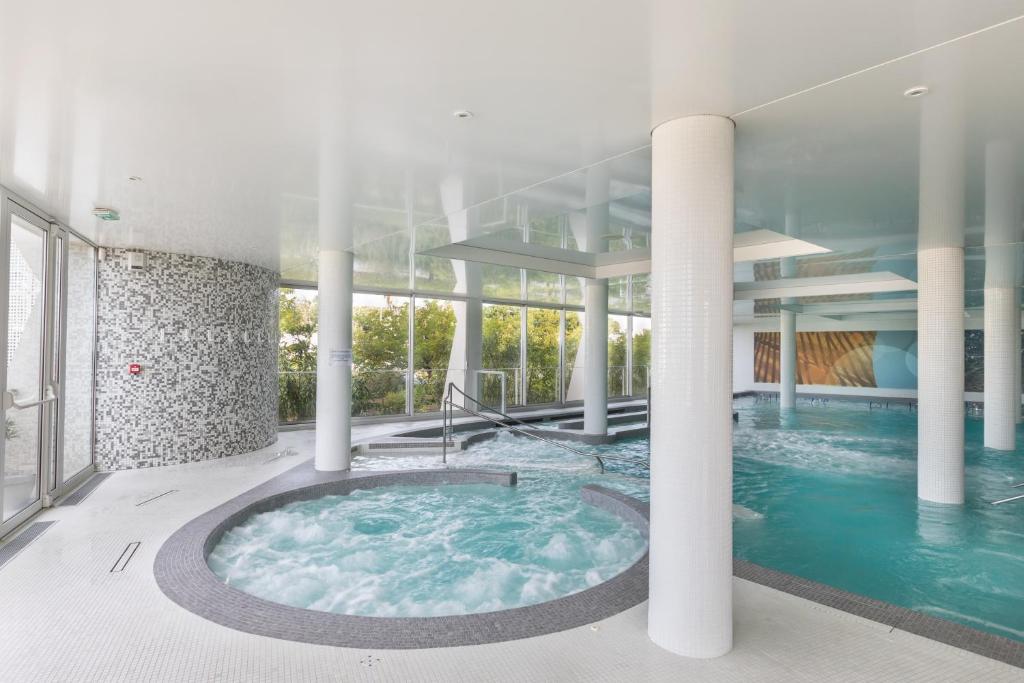 Bazén v ubytování Hôtel Les Corallines – Thalasso & Spa nebo v jeho okolí