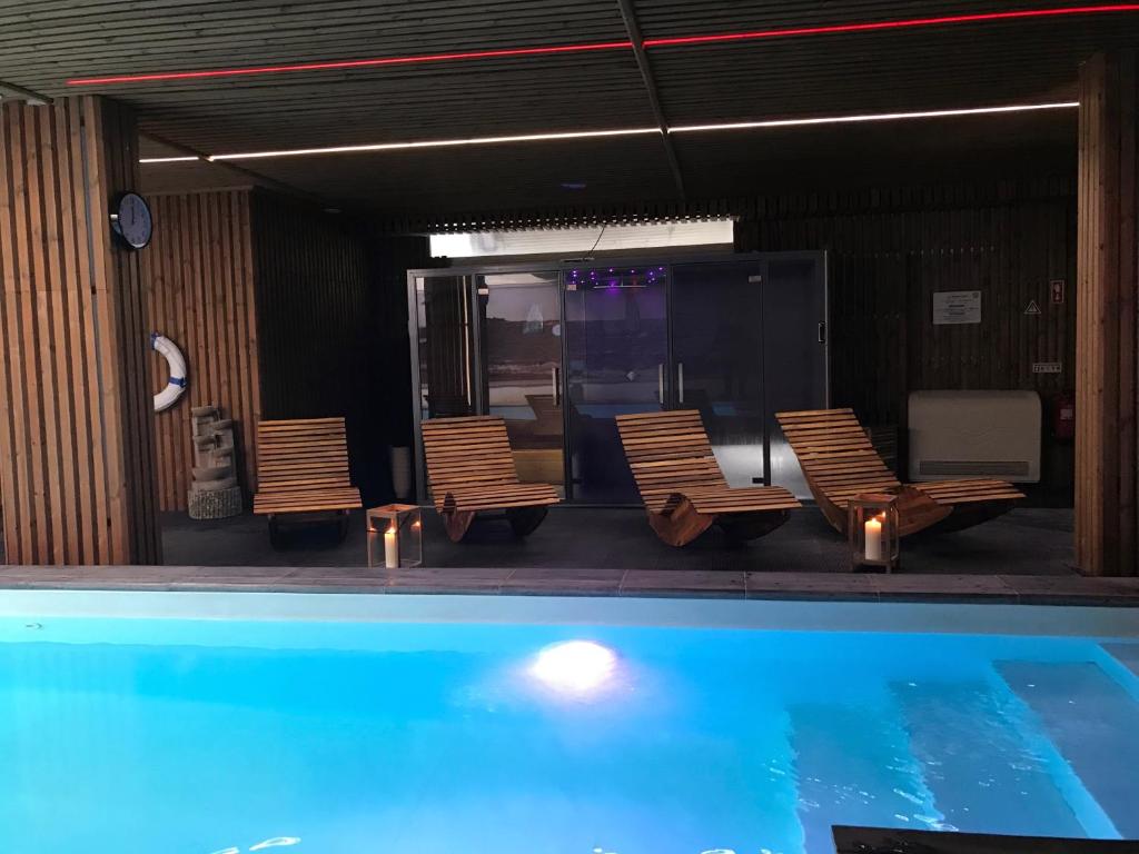 Bazén v ubytování Design & Wine Hotel nebo v jeho okolí
