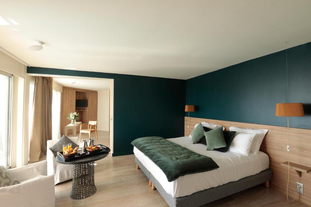 Postel nebo postele na pokoji v ubytování Hôtel Les Corallines – Thalasso & Spa