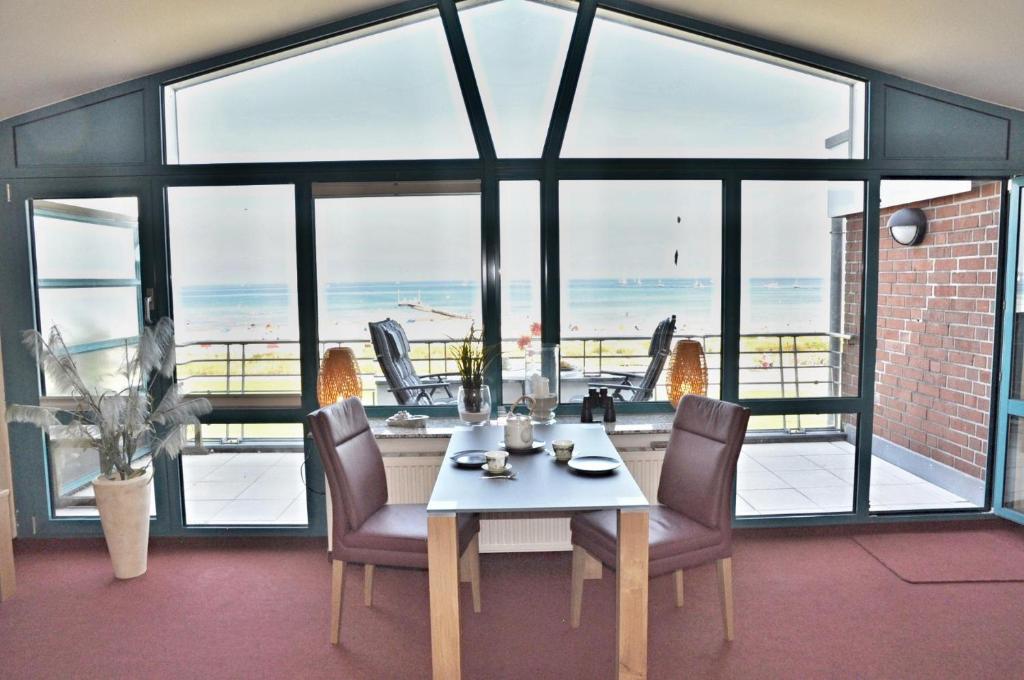 a dining room with a table and chairs and the ocean at Sterntaucher in Stein