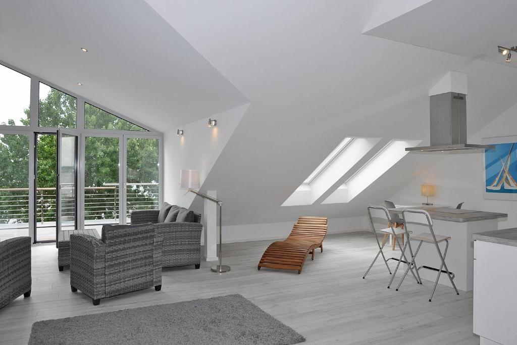 uma sala de estar com um sofá e uma mesa em Sandhalm em Heikendorf