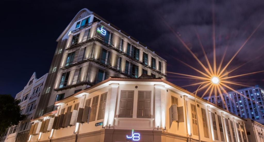 un grand bâtiment avec une tour d'horloge en haut dans l'établissement J8 Hotel, à Singapour