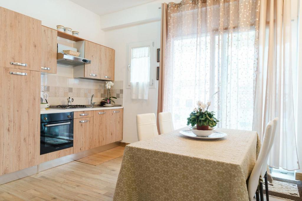Kuchyň nebo kuchyňský kout v ubytování Holiday Home Alle Pavoncelle, indipendente con terrazzo di 60 mq