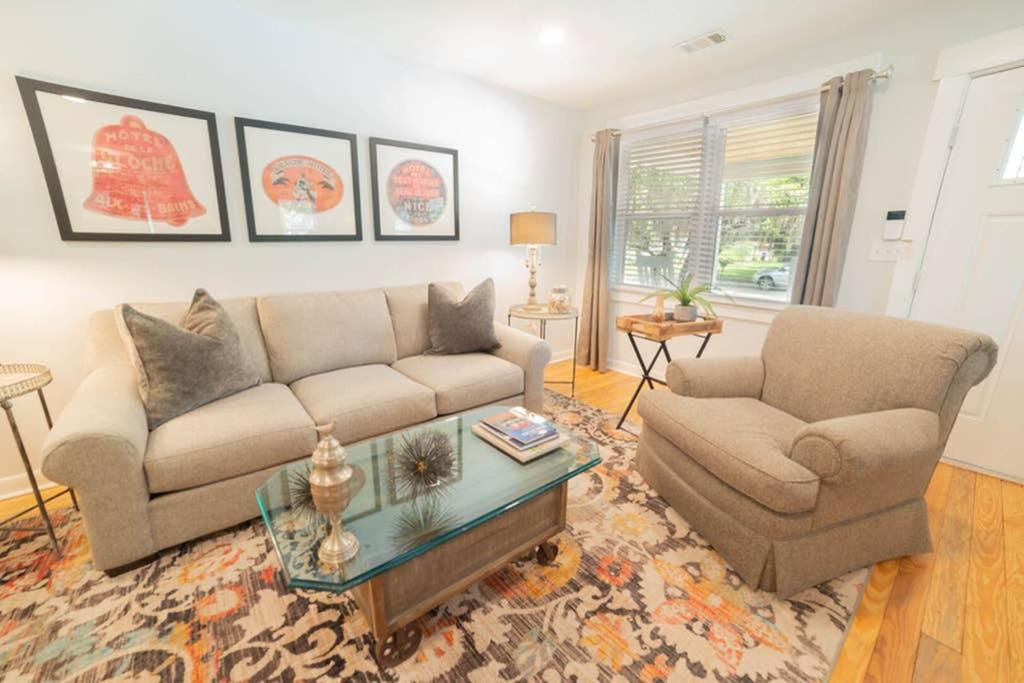 Χώρος καθιστικού στο Cottage on Greene! Downtown Beaufort several Blocks Away and Parris Island a 10 Minute Drive