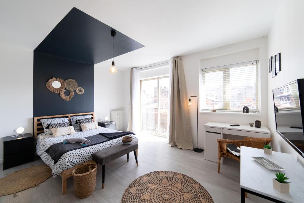 une chambre avec un lit avec un mur noir dans l'établissement LE CARRÉ MATABIAU HYPERCENTRE GARE NETFLIX, à Toulouse