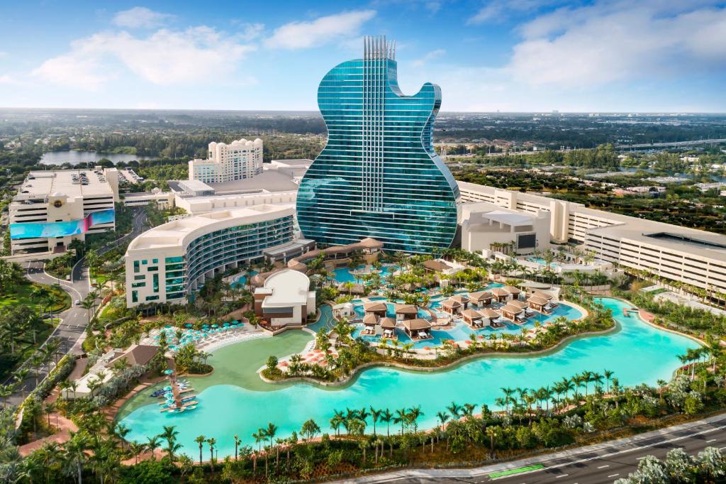 una vista aérea del complejo de guitarra y del casino en The Guitar Hotel at Seminole Hard Rock Hotel & Casino en Fort Lauderdale