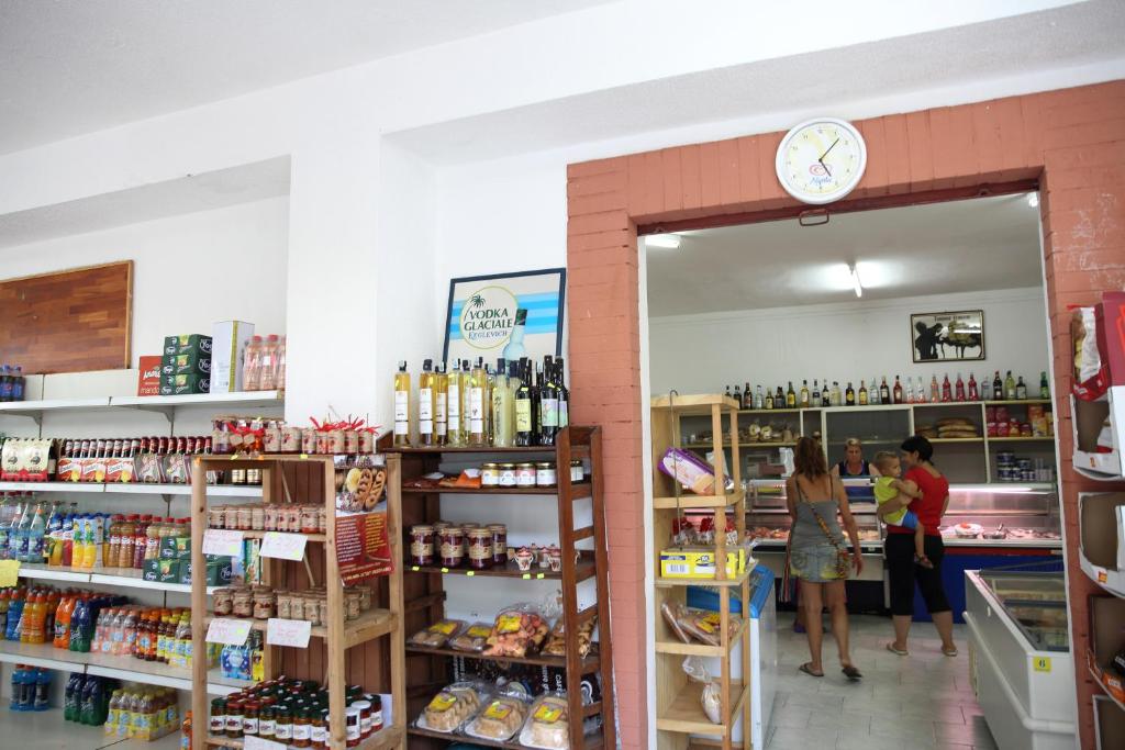 Supermarket nebo jiné obchody v  kempu nebo okolí