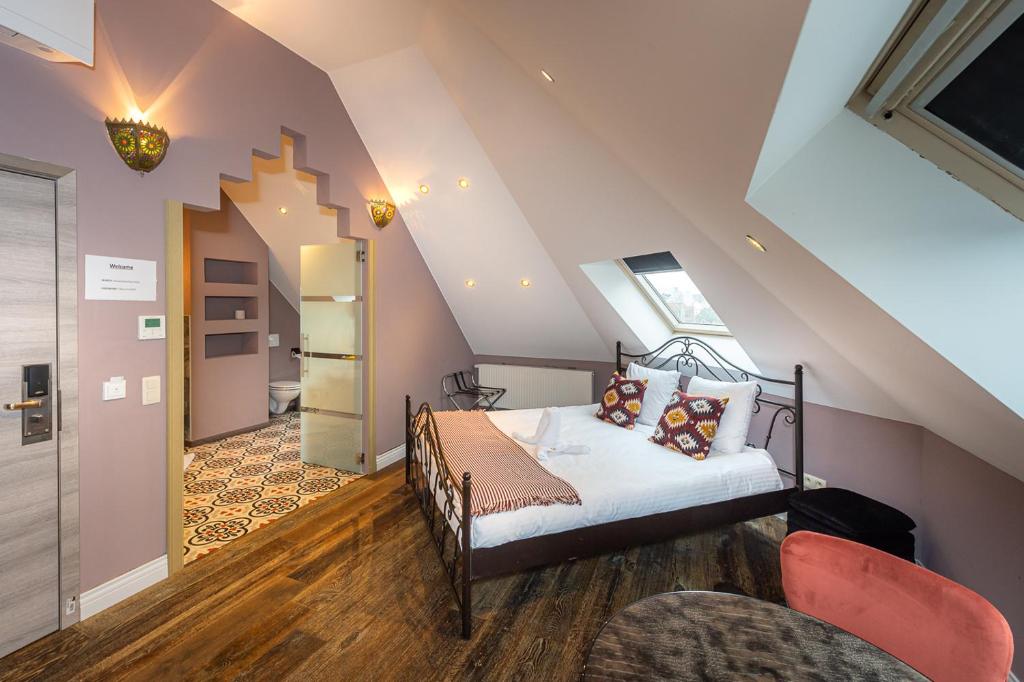 een slaapkamer met een bed op zolder bij Dock 29 in Antwerpen