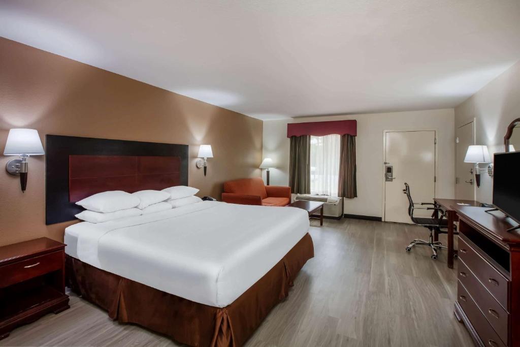 Postel nebo postele na pokoji v ubytování Days Inn & Suites by Wyndham Tyler