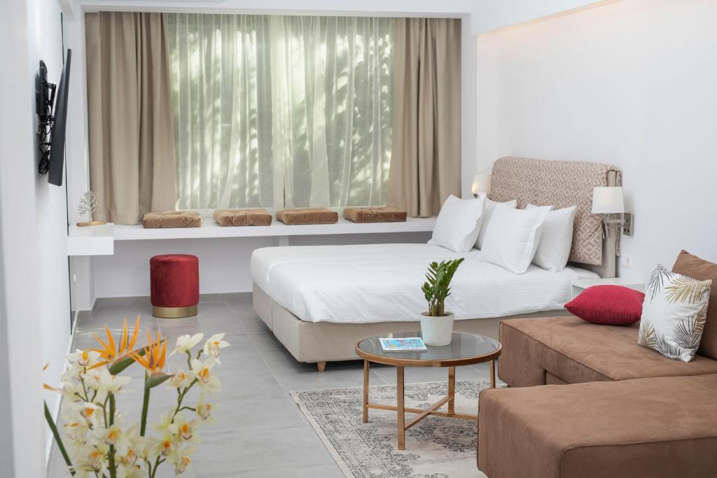 ein Hotelzimmer mit einem Bett und einem Sofa in der Unterkunft The Square Six in Athen