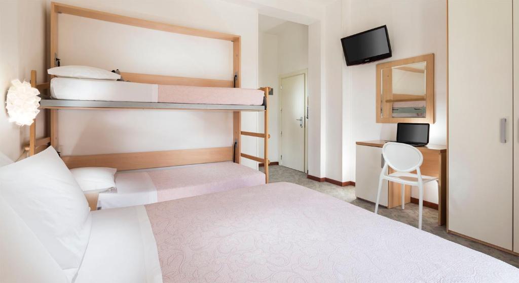 A bed or beds in a room at Hotel Bassetti