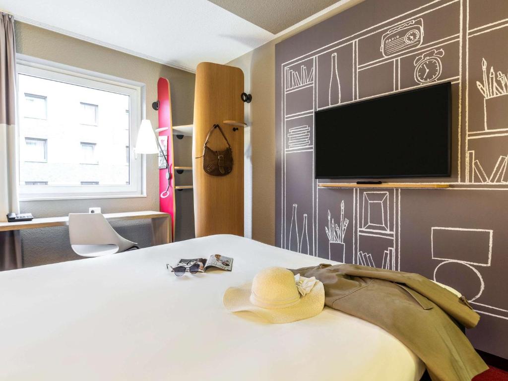 TV a/nebo společenská místnost v ubytování ibis Genève Centre Gare