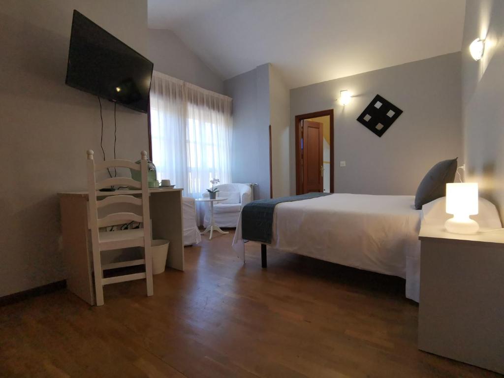 A bed or beds in a room at Hotel El Trasgu