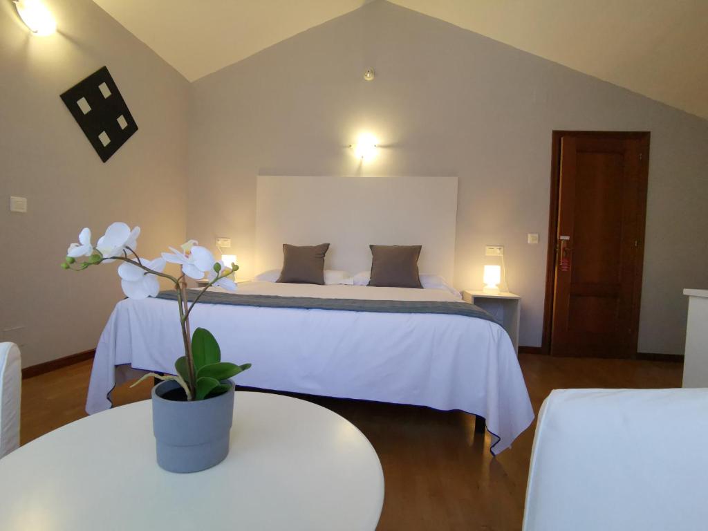 A bed or beds in a room at Hotel El Trasgu
