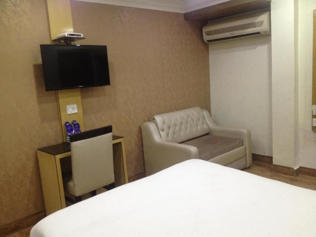 TV a/nebo společenská místnost v ubytování Ashreen Group of Hotels