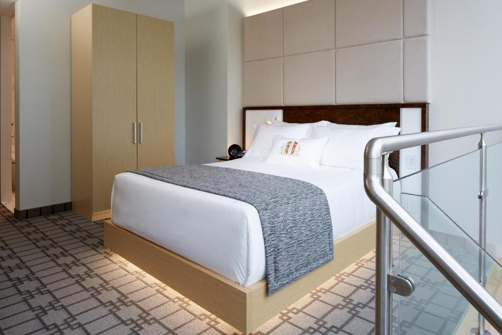 蒙特婁的住宿－芒特斯蒂芬酒店，一间带白色床的卧室和一个阳台