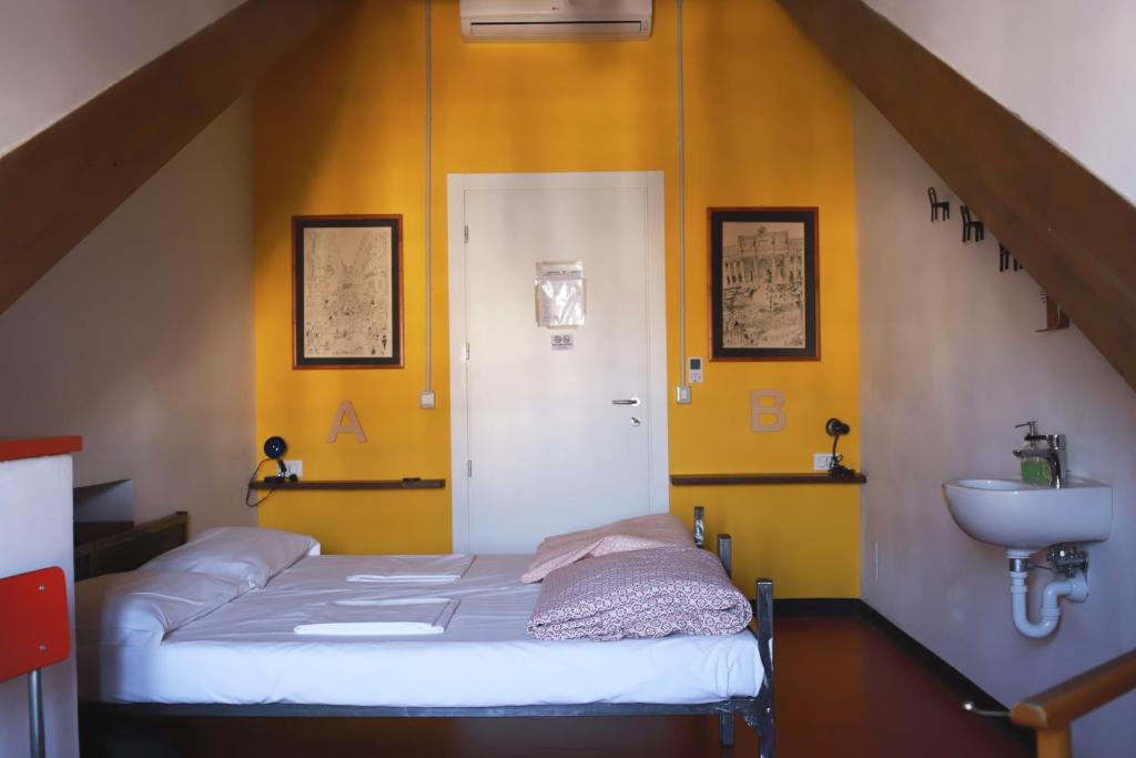 Posteľ alebo postele v izbe v ubytovaní Attic Hostel Torino
