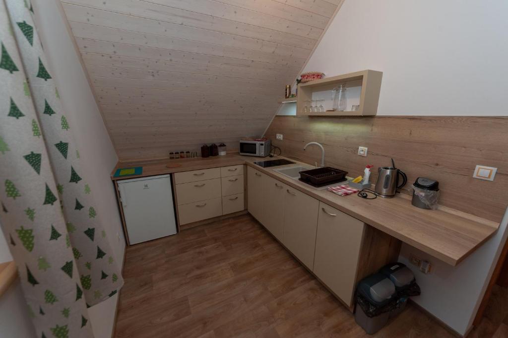 Kuchyň nebo kuchyňský kout v ubytování Roubenka Bílá
