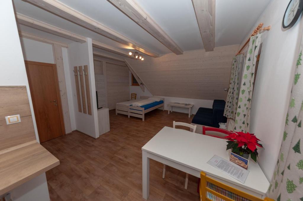 Postel nebo postele na pokoji v ubytování Roubenka Bílá