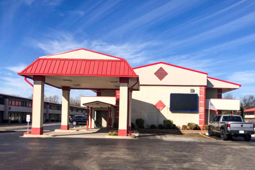 una gasolinera con techo rojo en un aparcamiento en Econo Lodge, en Oklahoma City