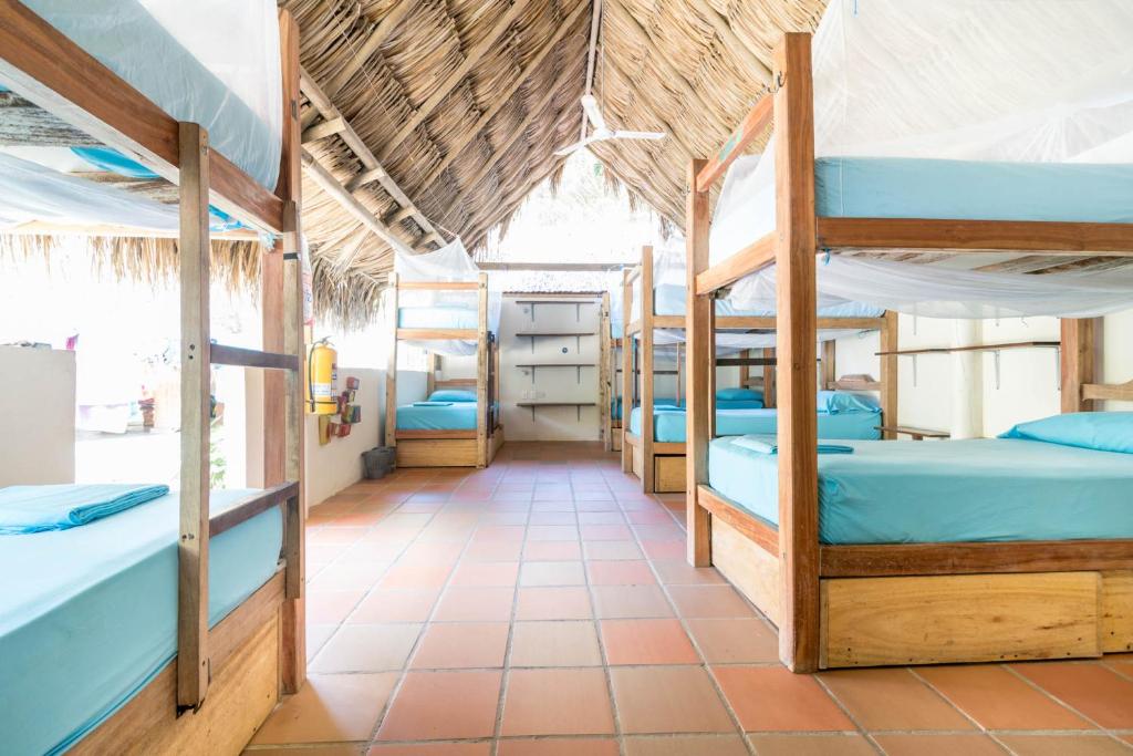 Krevet ili kreveti na kat u jedinici u objektu Rio Hostel Buritaca