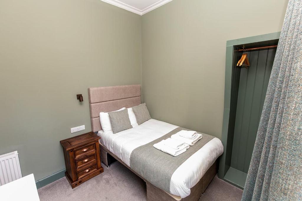 Uma cama ou camas num quarto em The Whisky Vaults
