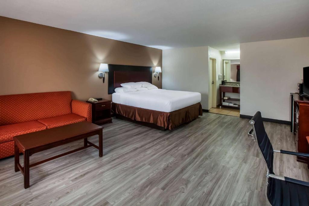 Postel nebo postele na pokoji v ubytování Days Inn & Suites by Wyndham Tyler