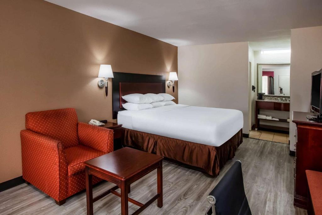 Postel nebo postele na pokoji v ubytování Days Inn & Suites by Wyndham Tyler