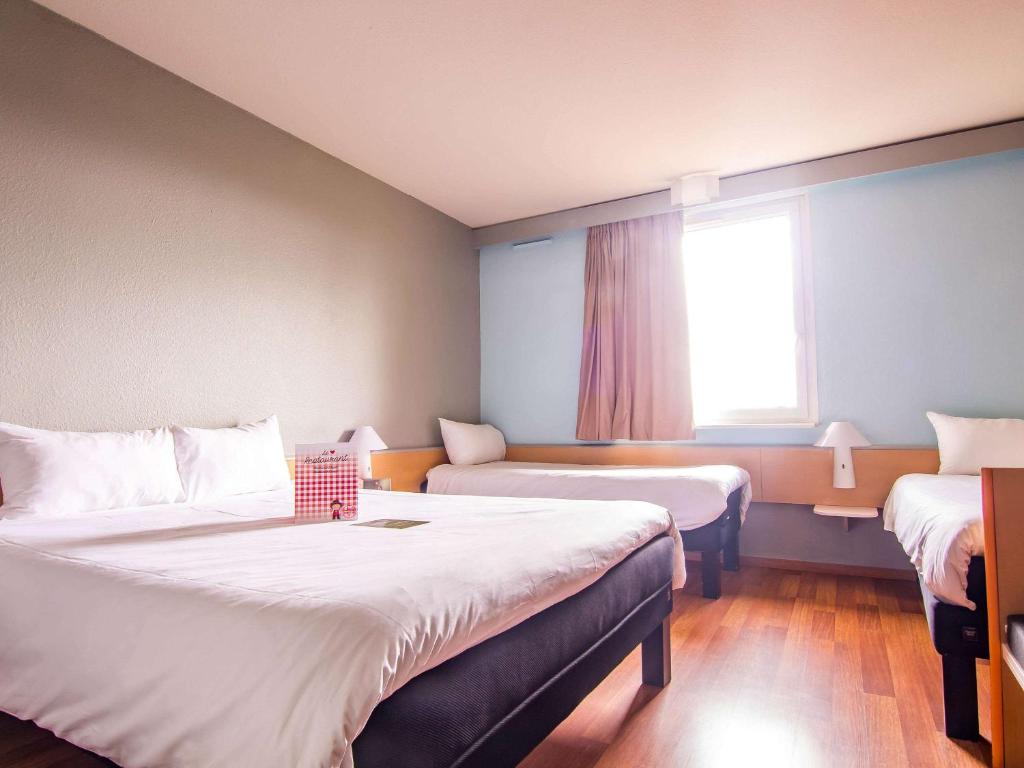 Postel nebo postele na pokoji v ubytování ibis Colmar Est - Hotel Restaurant en Alsace