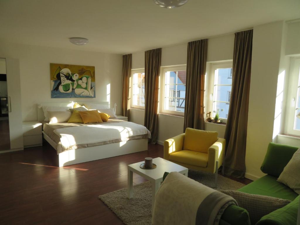 1 dormitorio con 1 cama, 1 silla y 1 sofá en Ferienapartment Hugos en Balve