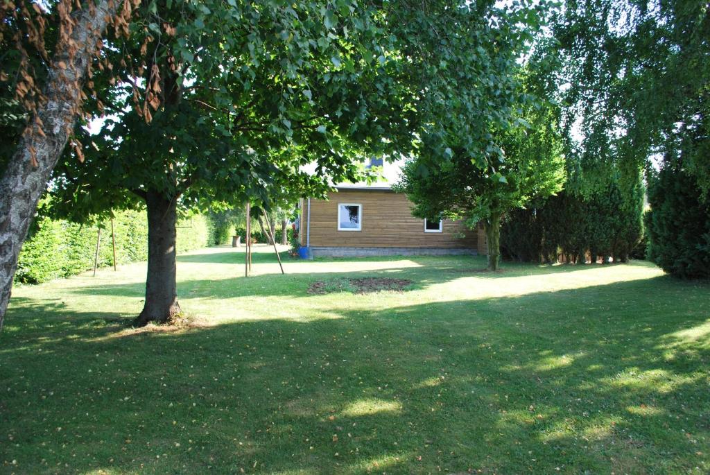 Zahrada ubytování Le Chalet à Bonnerue