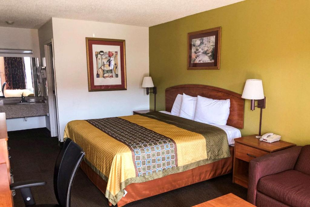 Econo Lodge Oklahoma City Northeast photo