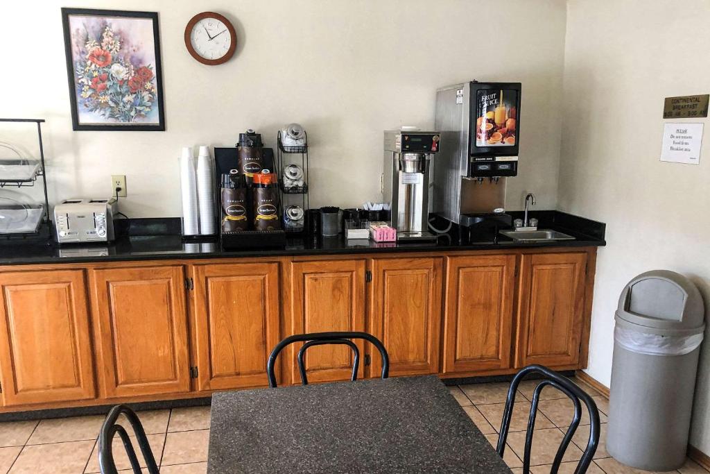 Econo Lodge Oklahoma City Northeast photo