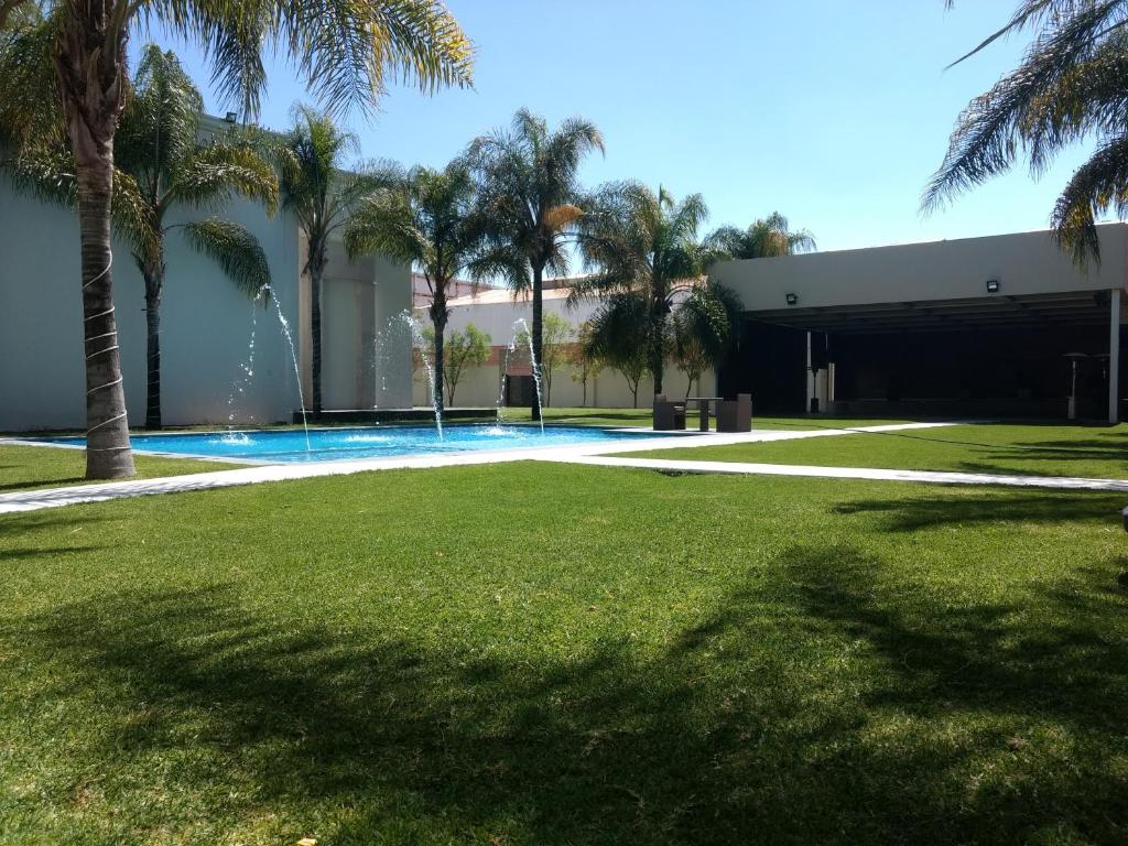 Bazén v ubytování Wyndham Garden Aguascalientes Hotel & Casino nebo v jeho okolí