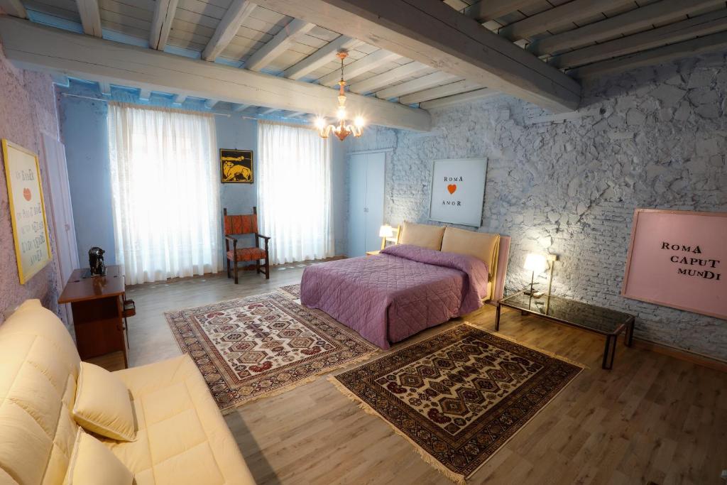 1 dormitorio con 1 cama y 1 sofá en una habitación en Rome old town luxury loft, en Roma