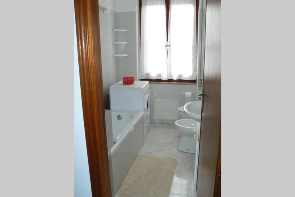 卡爾博尼亞的住宿－Mariangela's Home，白色的浴室设有卫生间和水槽。