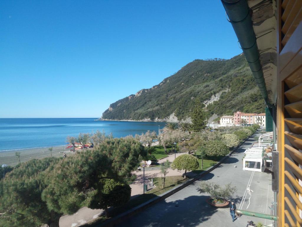 d'un balcon offrant une vue sur la plage et l'océan. dans l'établissement Profumo di Mare CITRA 010059-LT-0467, à Sestri Levante