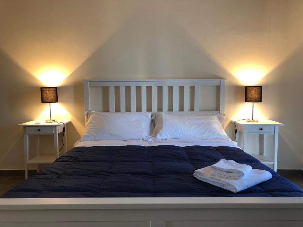A bed or beds in a room at Lettera Living Penthouse