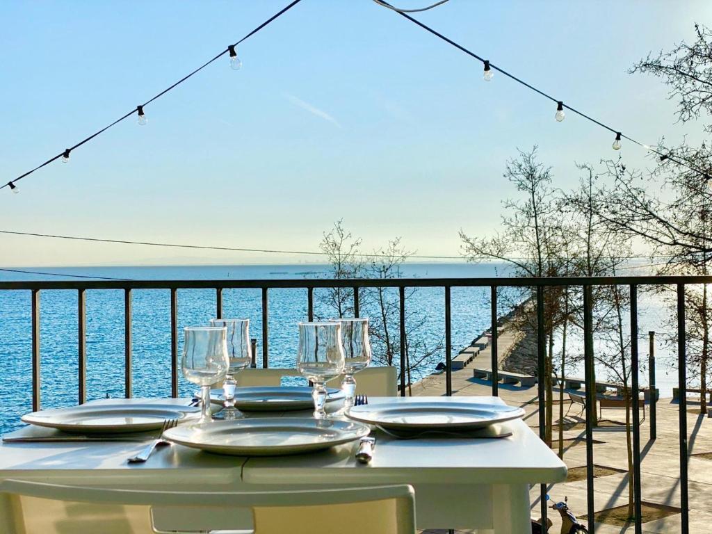 Un restaurante u otro lugar para comer en Estudio Frente al Mar en Roses