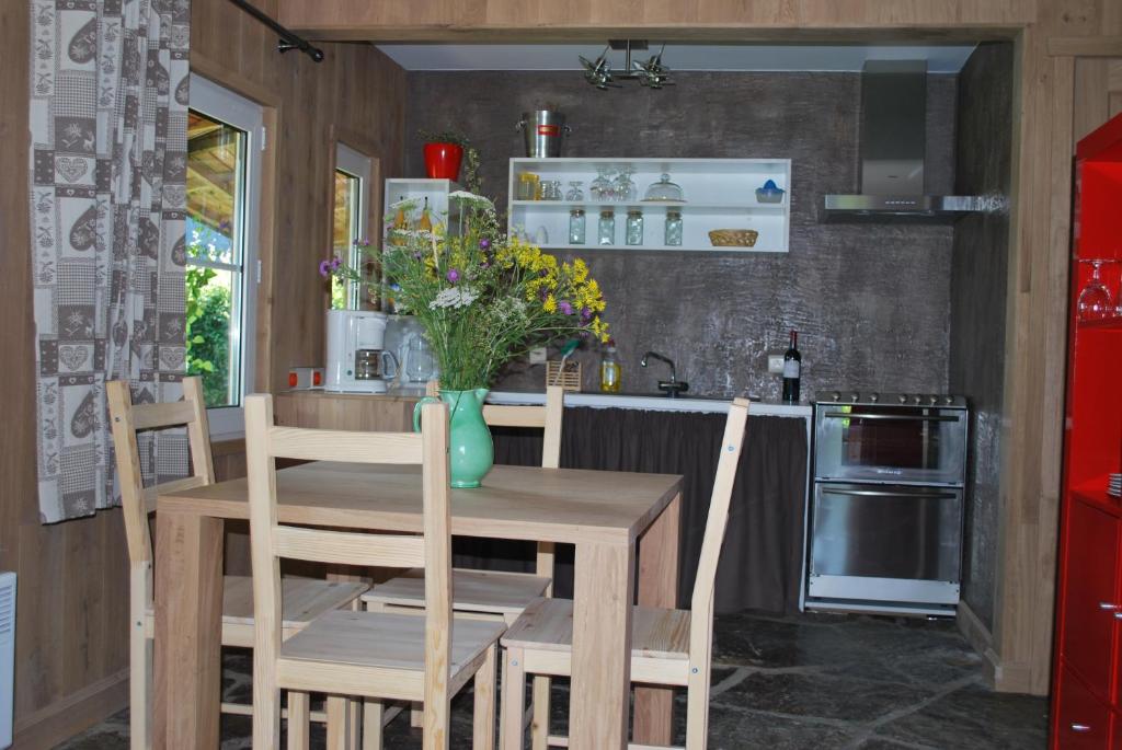 Kuchyň nebo kuchyňský kout v ubytování Le Chalet à Bonnerue