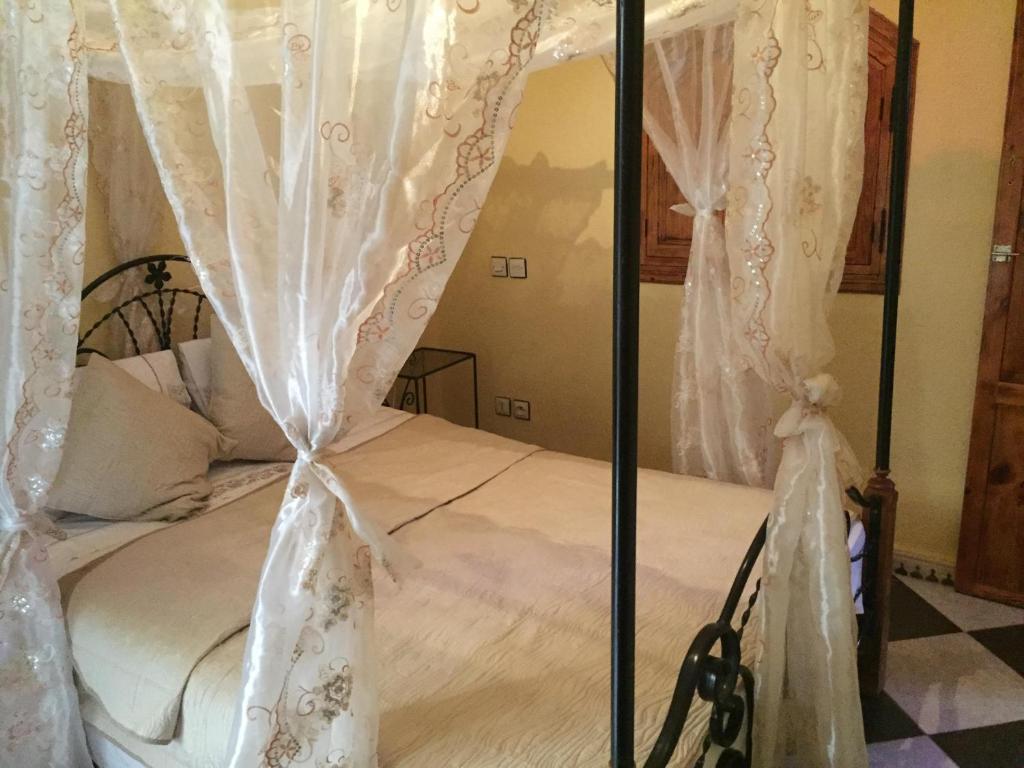 Postel nebo postele na pokoji v ubytování Riad MAHJOUBA MARRAKECH & SPA