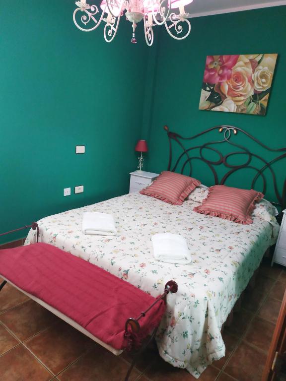1 dormitorio con 1 cama grande en una habitación verde en Baja, en El Médano