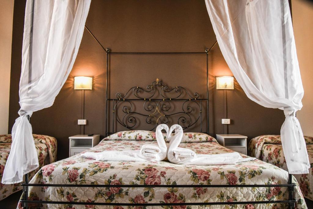 una camera da letto con un letto con due asciugamani bianchi di Stop & Sleep Bergamo a Bergamo