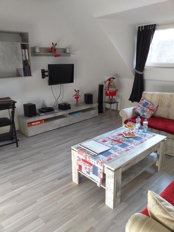 sala de estar con sofá y mesa de centro en Ferienwohnung Mabo en Kempen